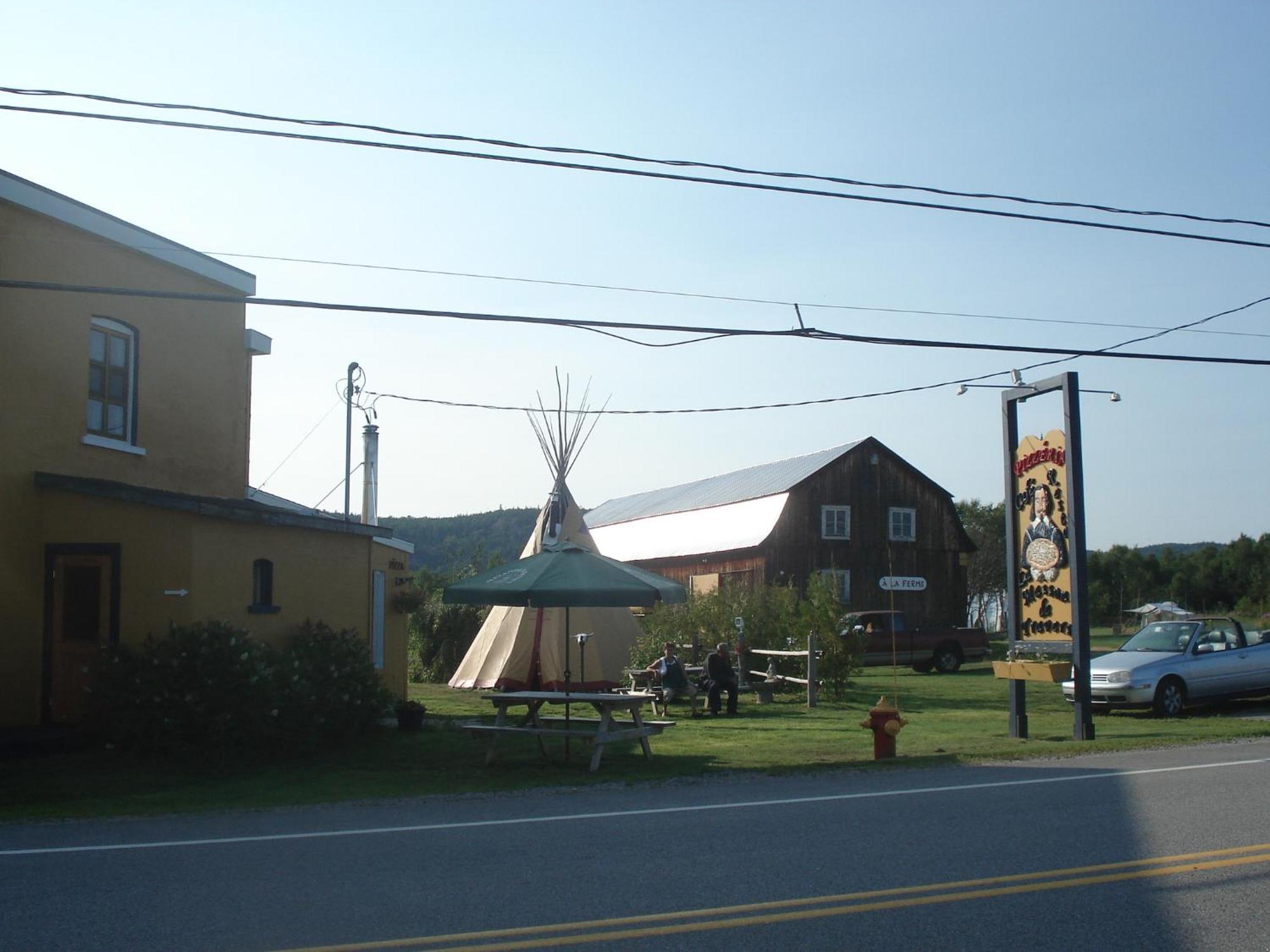 Motel La Maison De Travers Baie-Sainte-Catherine Esterno foto