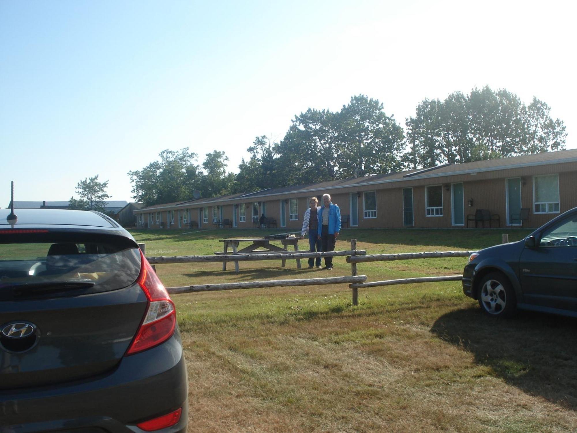 Motel La Maison De Travers Baie-Sainte-Catherine Esterno foto